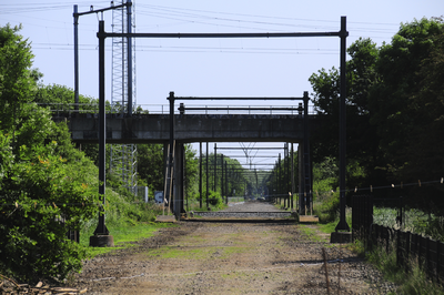 904248 Gezicht op het opgebroken gedeelte van de Oosterspoorweg te Utrecht, vanaf de Voordorpsedijk, met op de ...